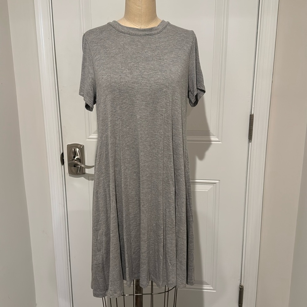 Swing dress with back peep hole detail by BCBG generation